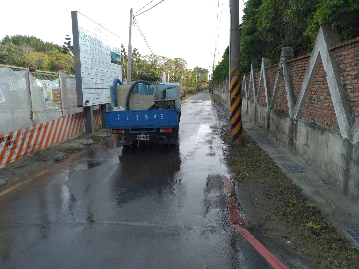 八里端工區外道路水車清洗路面作業.