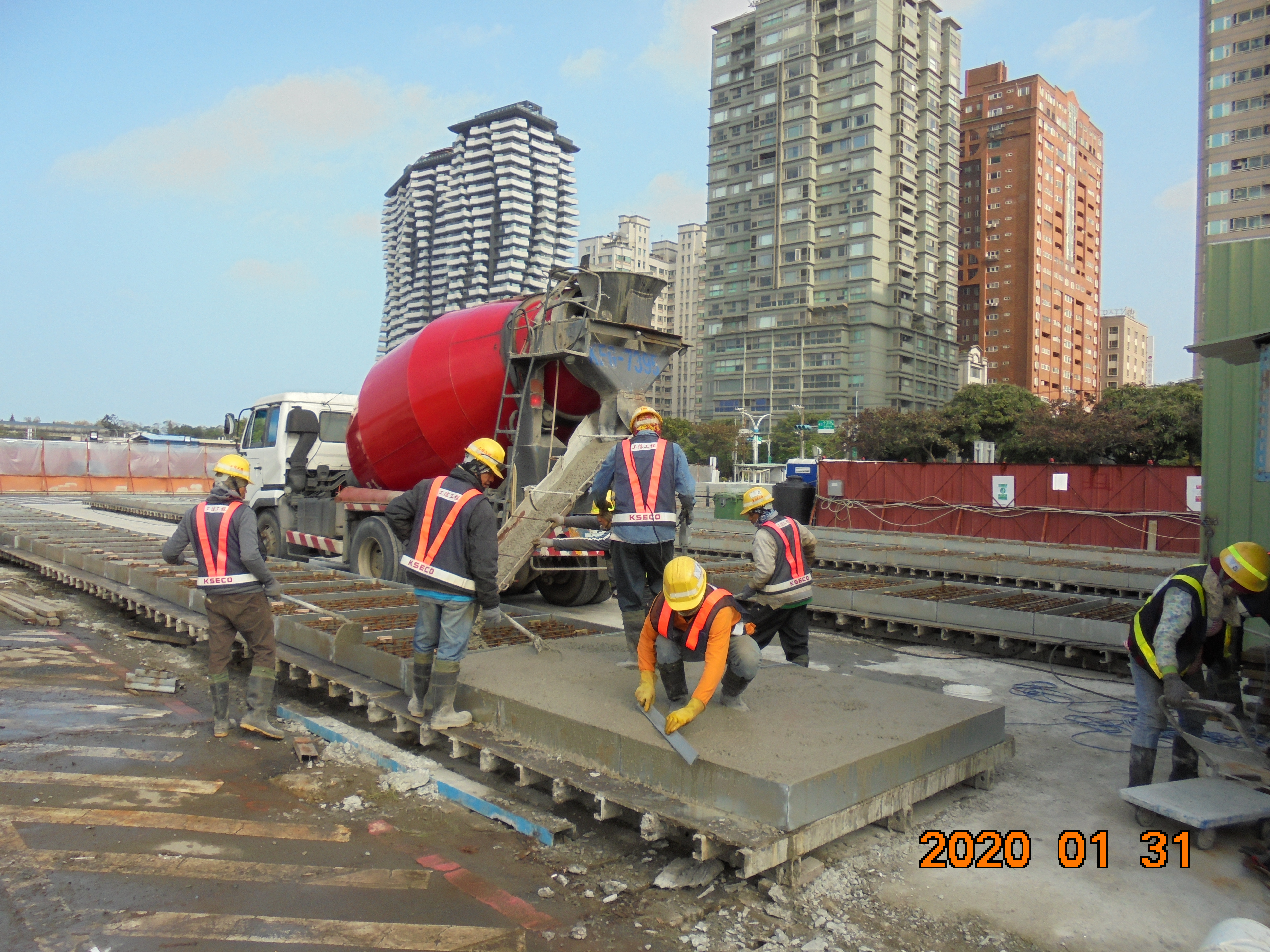 淡水端覆工板RC澆置施工,人員作業情況.