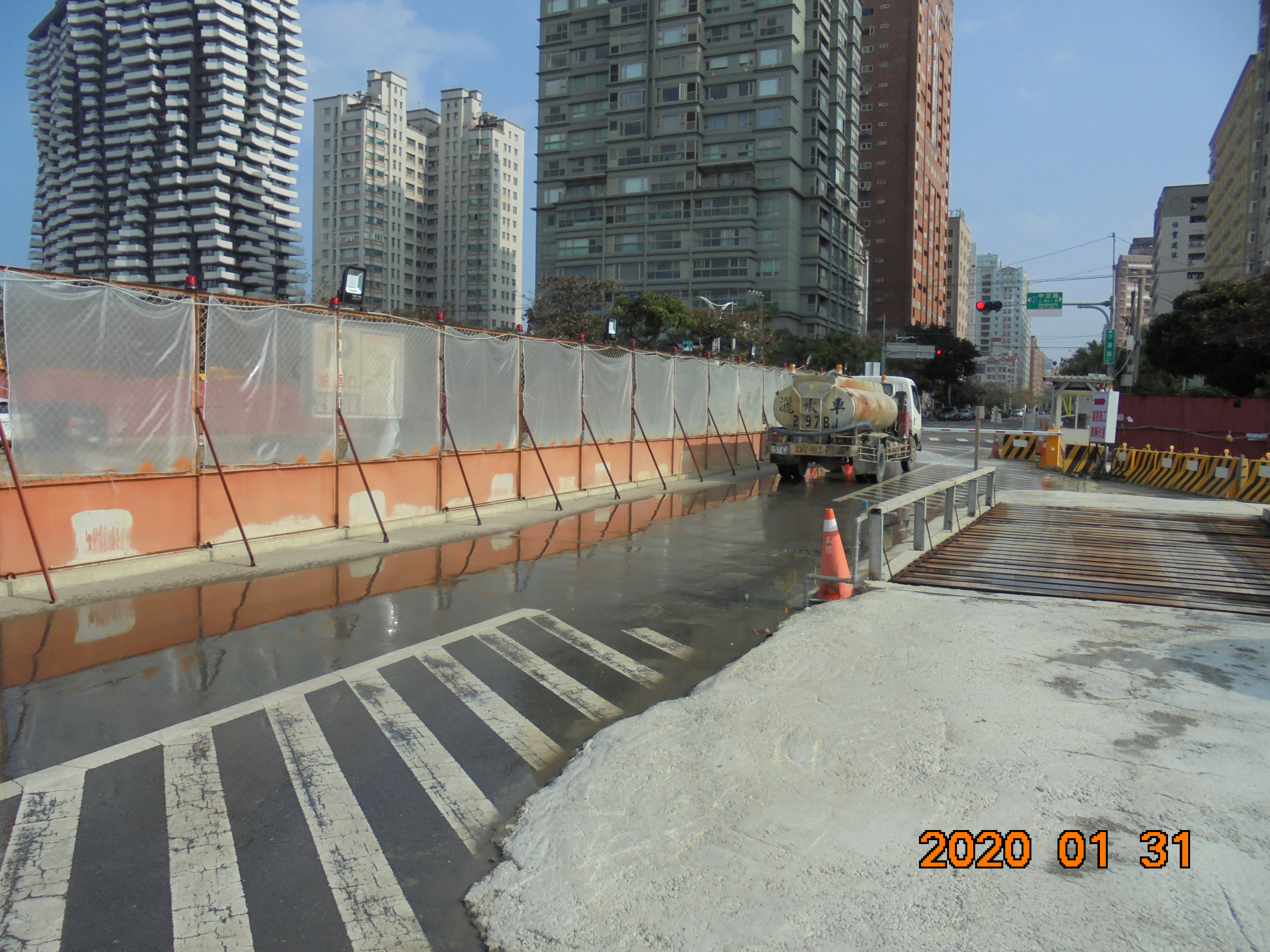 淡水端工區內水車清洗路面作業.