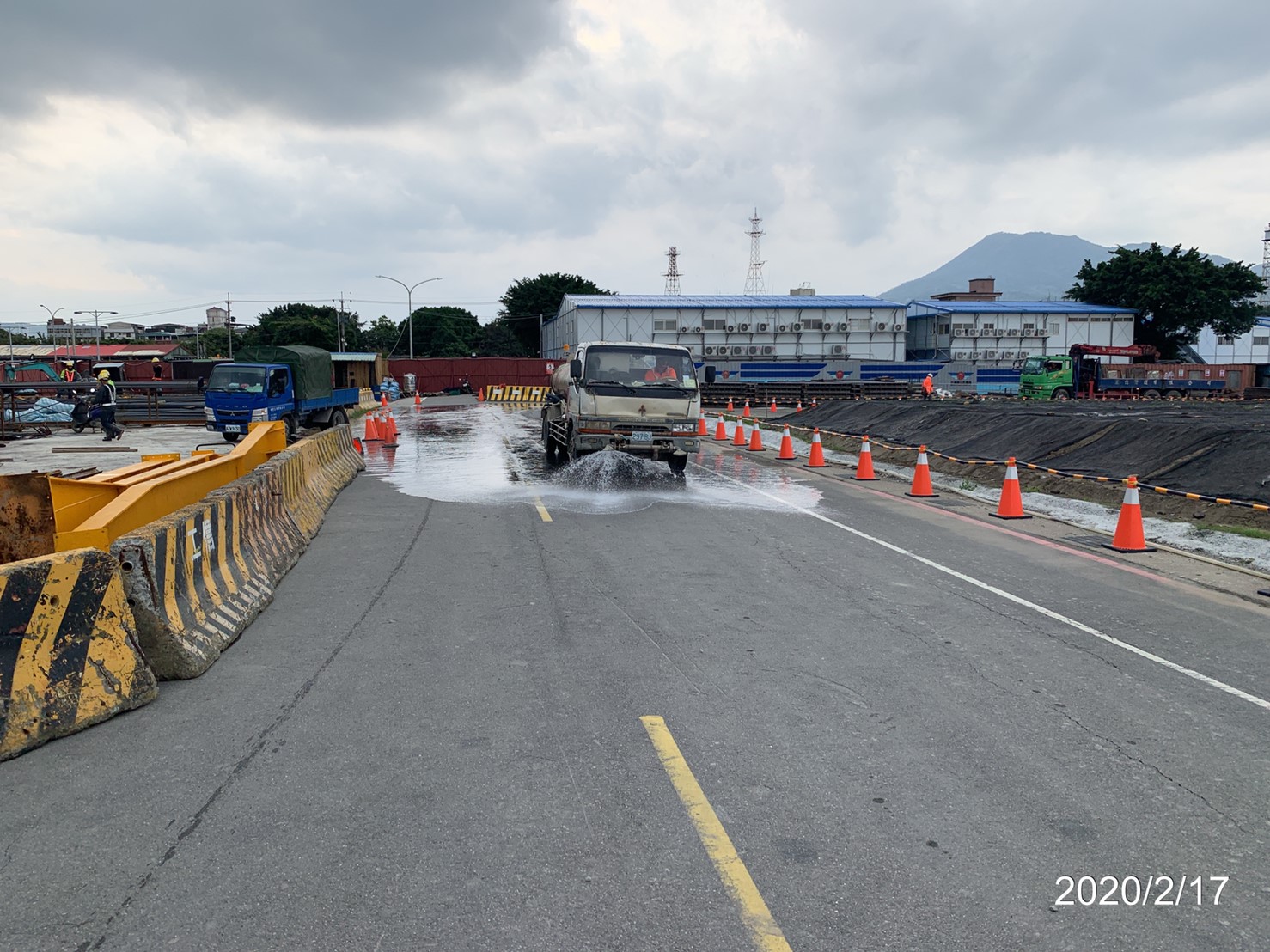 工區外道路不定時進行灑水作業