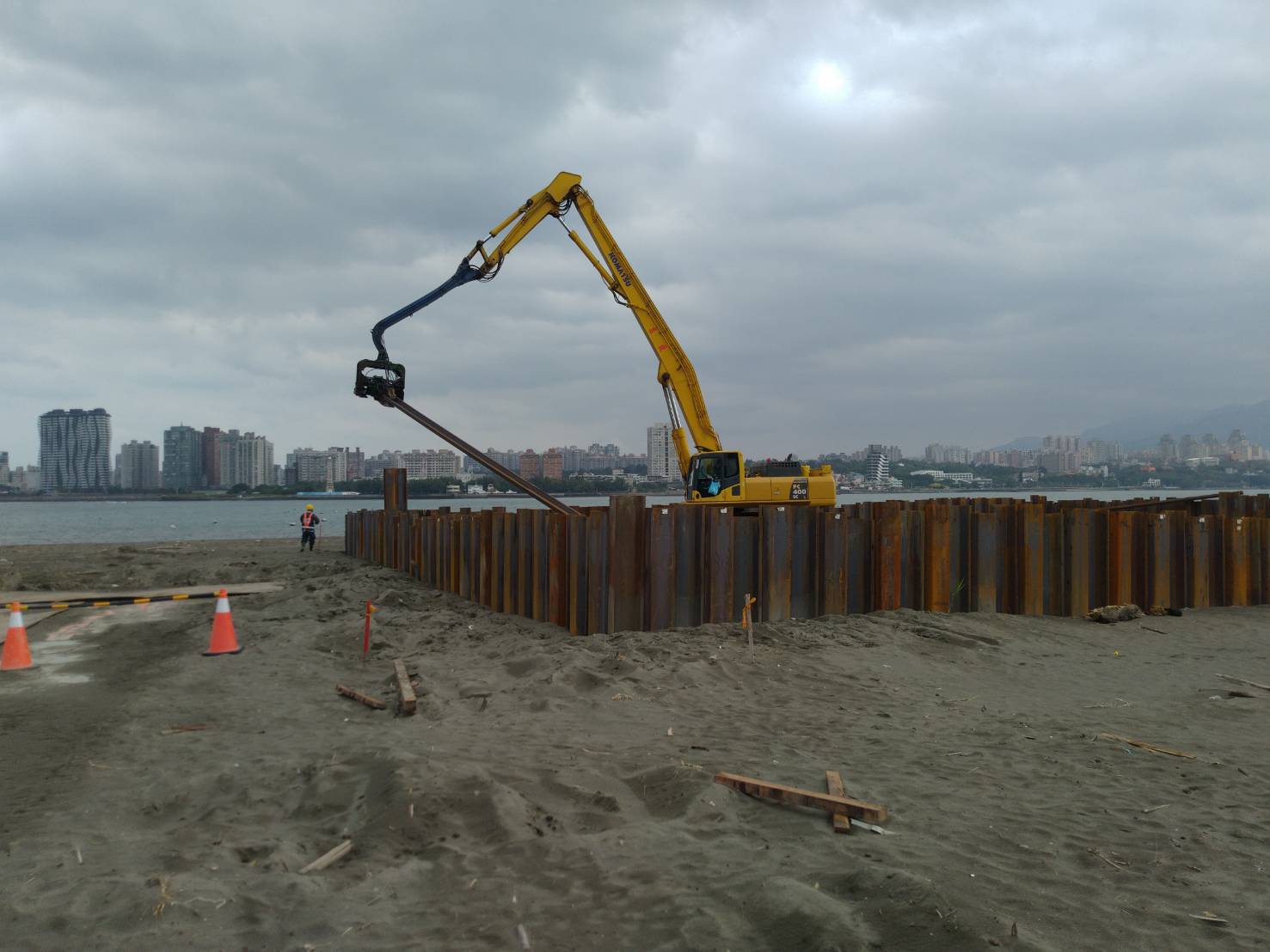 八里端工區施工便道鋼版樁打設