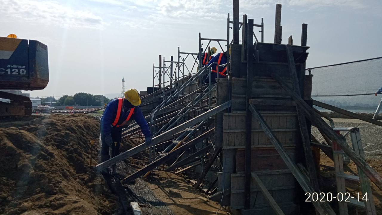 淡水端施工便道擋土牆模板組立