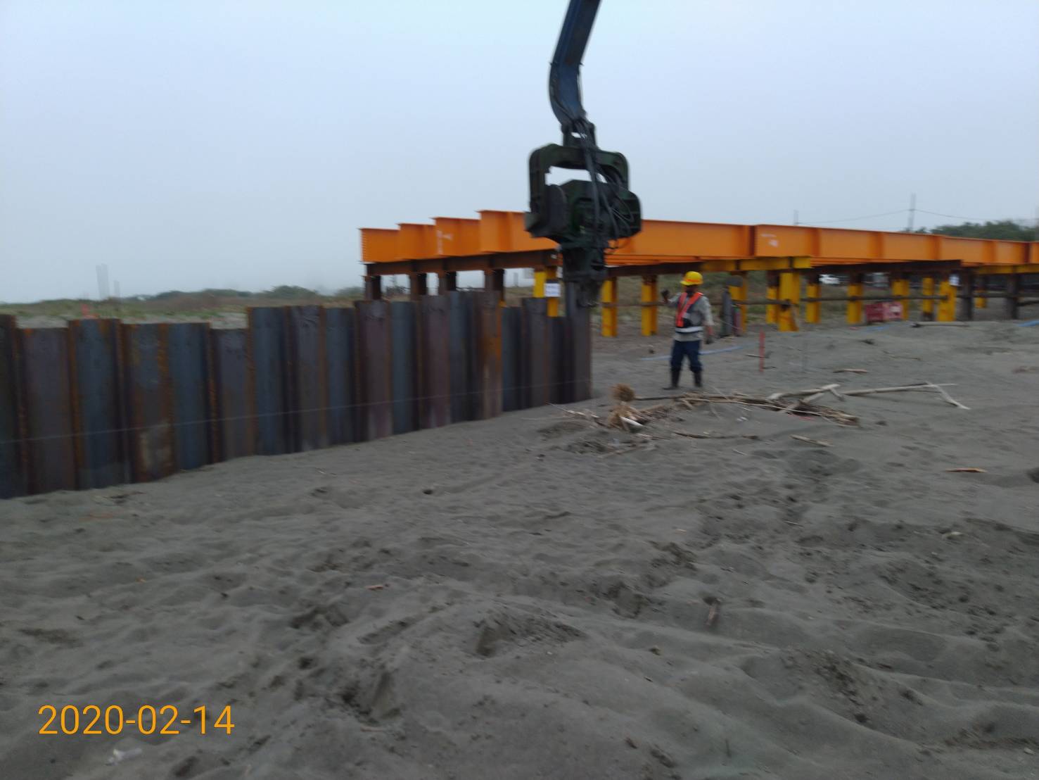 八里端施工便道型鋼打設