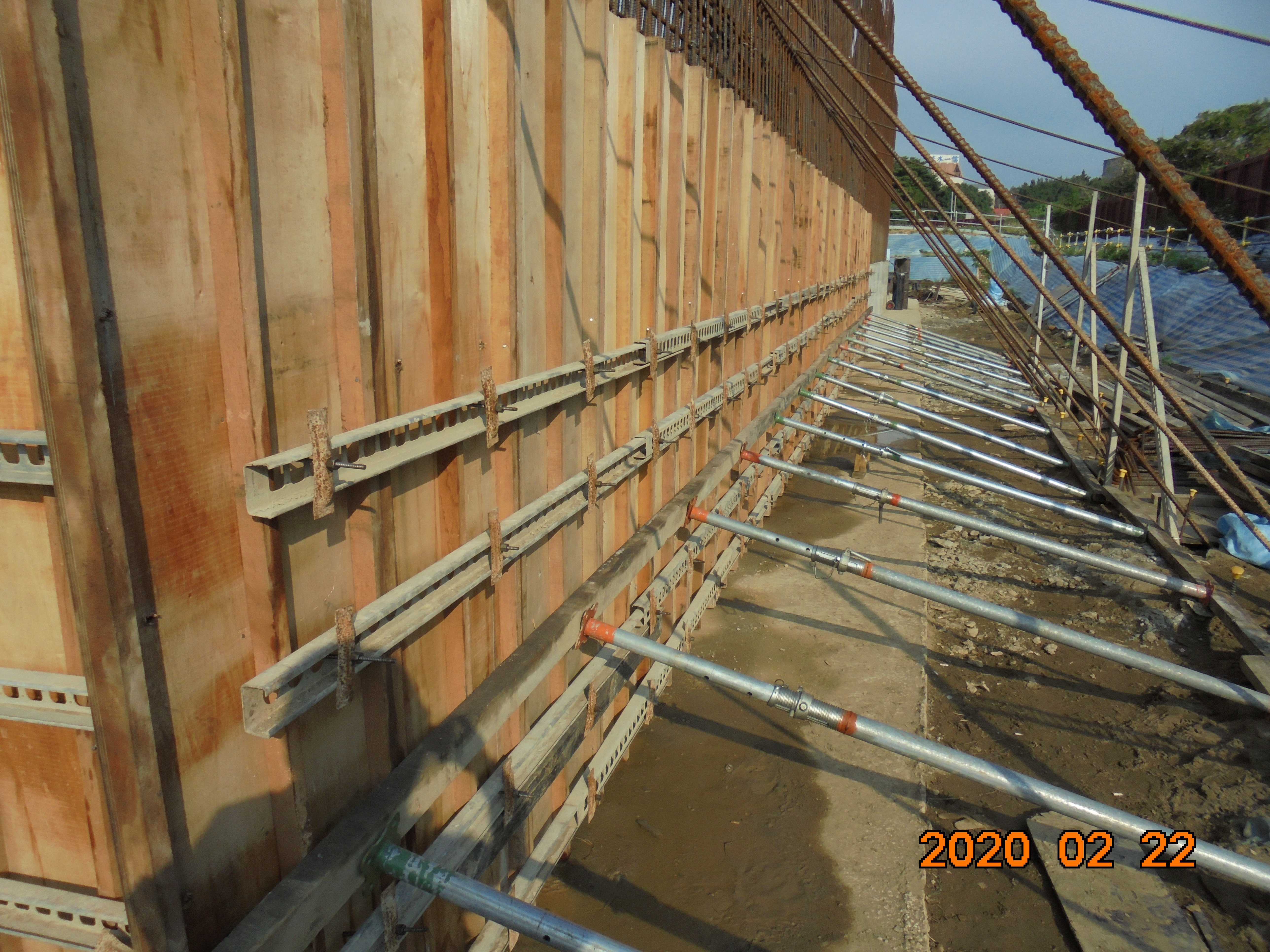 淡水端匝道擋土牆基礎側模組立施作.