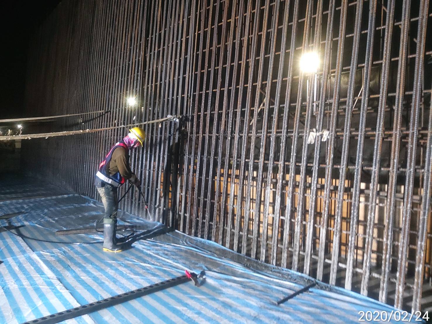 淡水端擋土牆基礎版混凝土澆置後進行養生