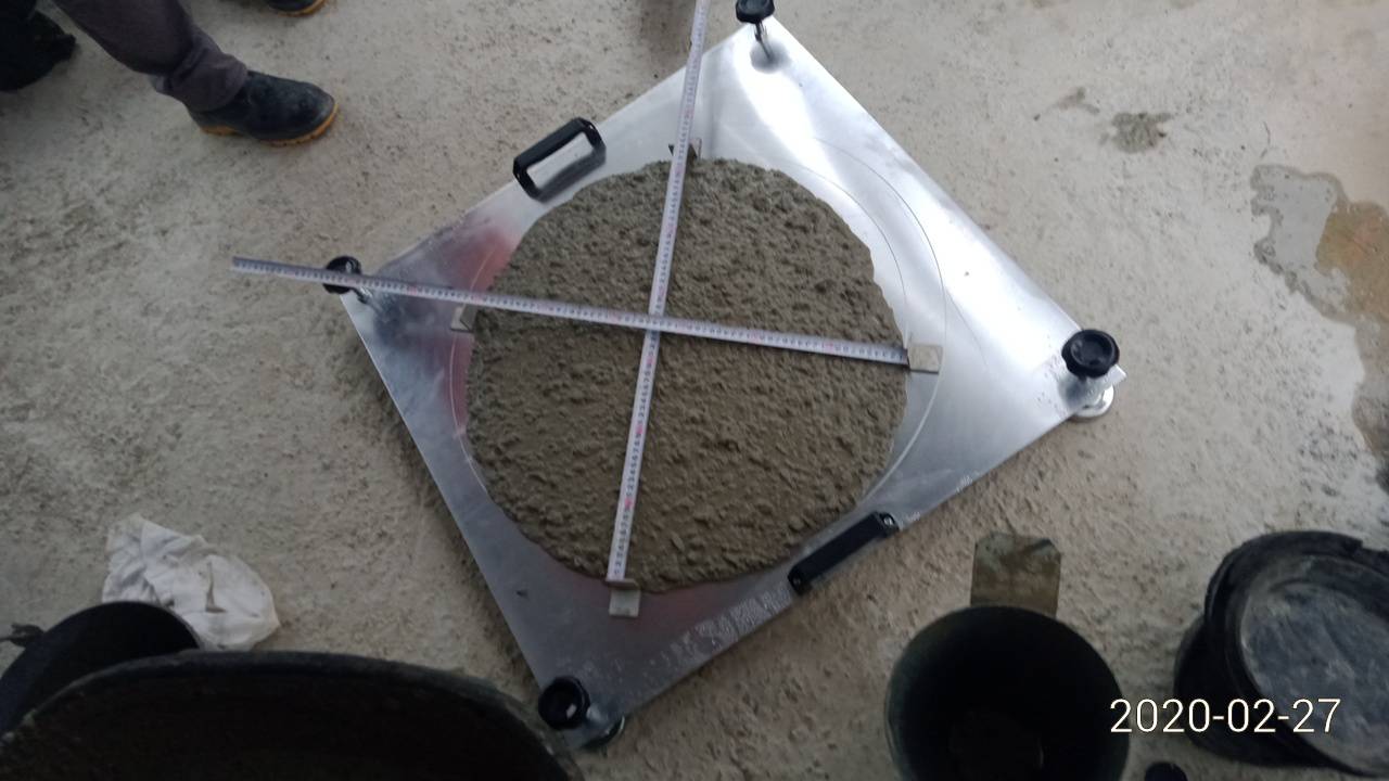 淡水端現場SCC自充填混凝土坍度試驗.