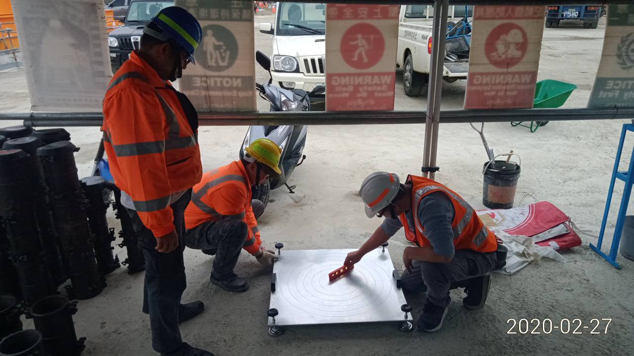 淡水端現場SCC自充填混凝土坍度試驗.