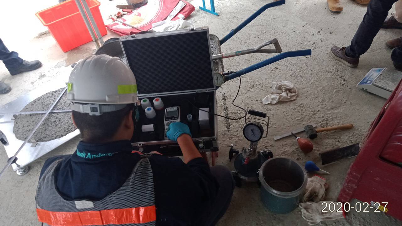 淡水端現場SCC自充填混凝土坍度試驗.