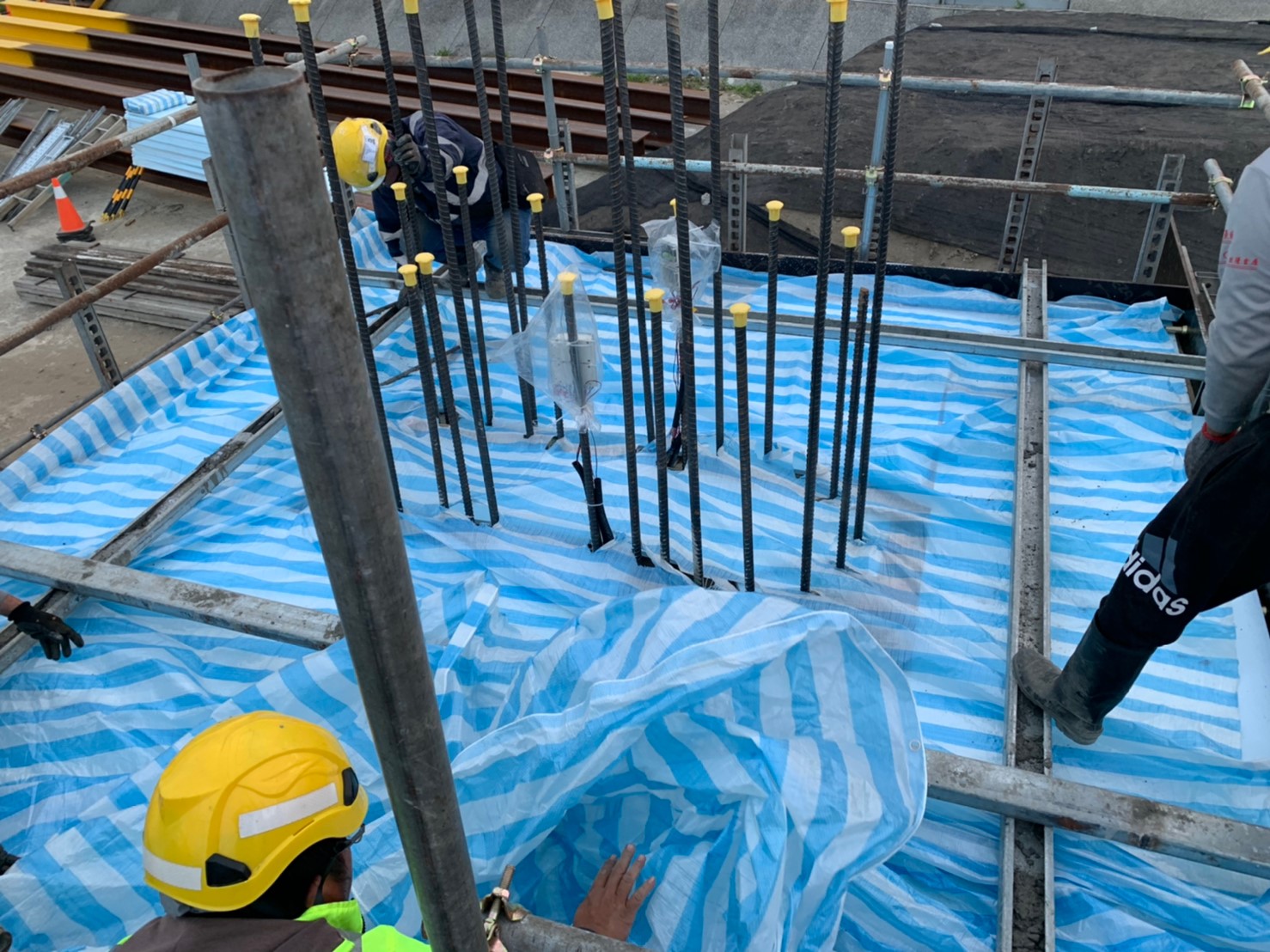 橋墩基礎樣品(MOCK-UP)混凝土養護.