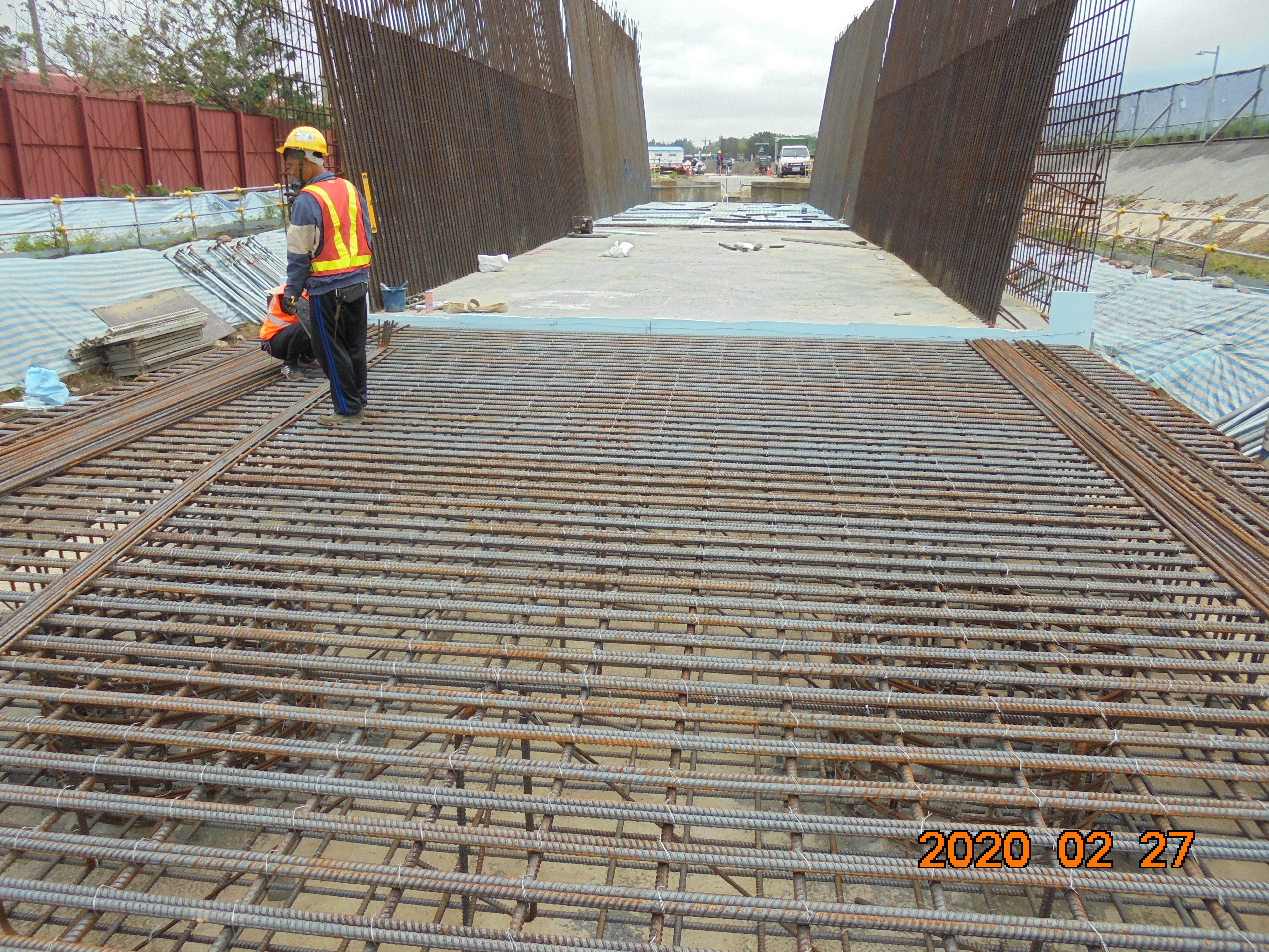 淡水端匝道擋土牆基礎板鋼筋綁紮.