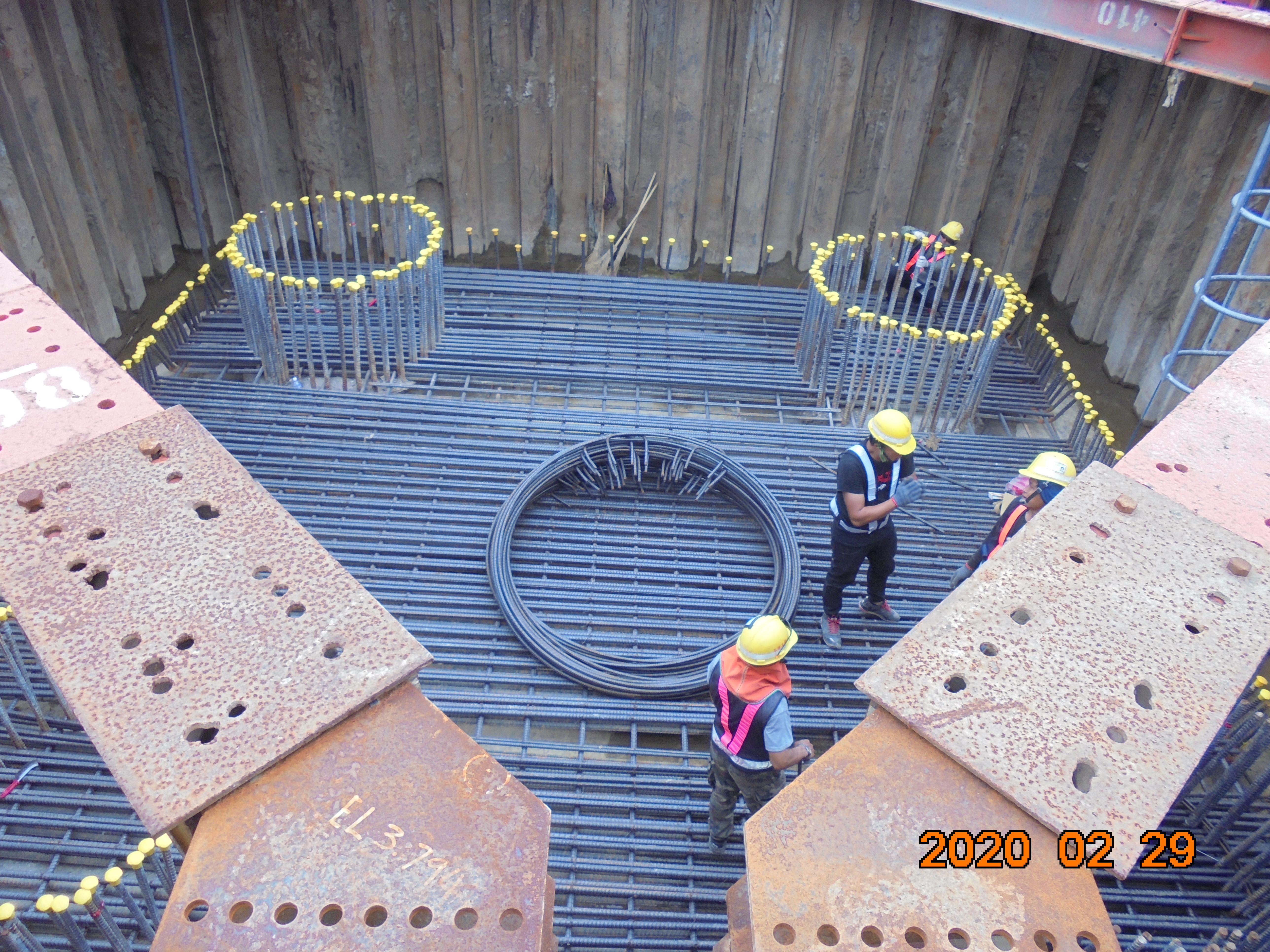 淡水端橋墩基礎底板鋼筋綁紮.
