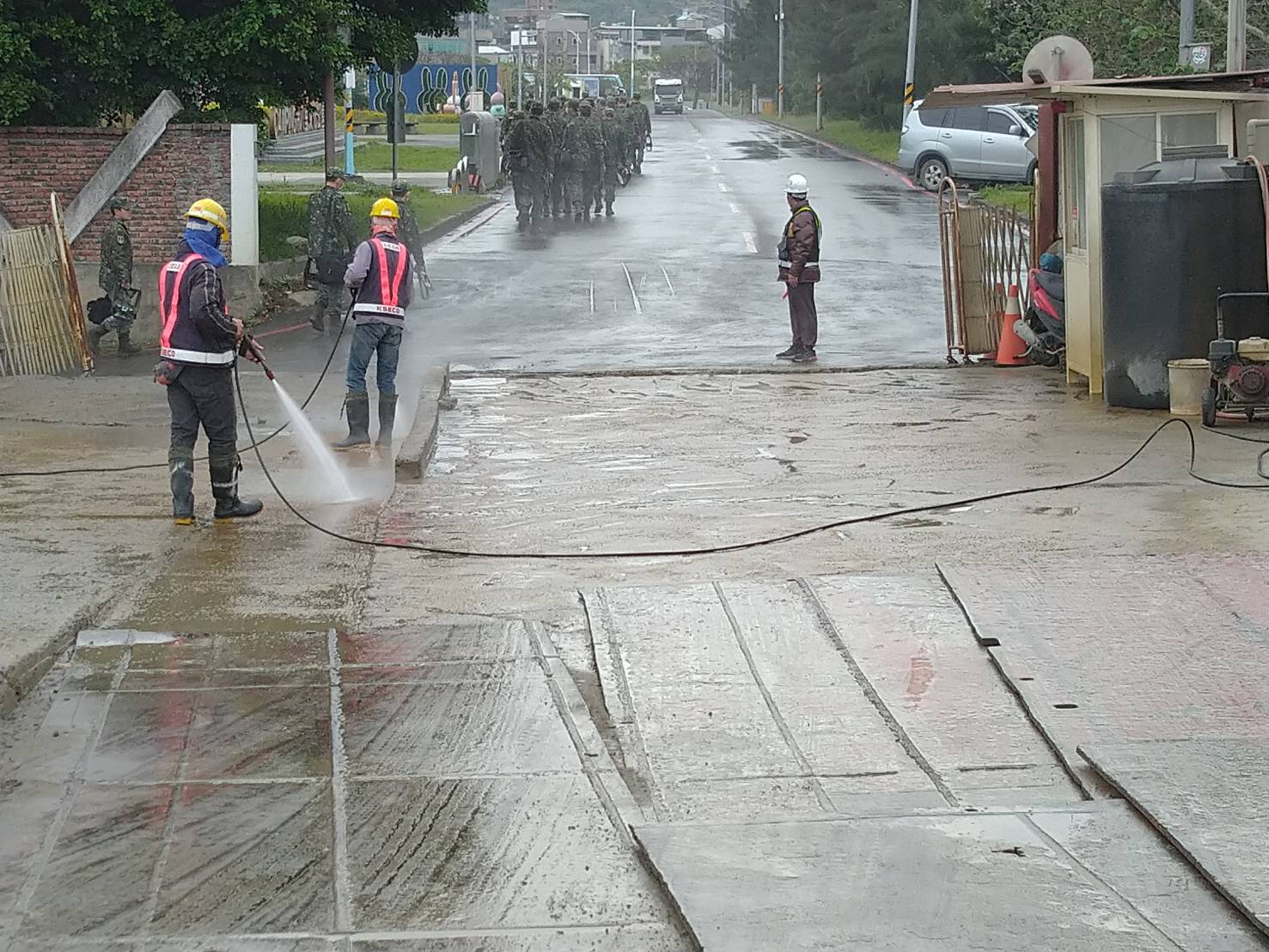 八里端工區出入口不定時得清洗