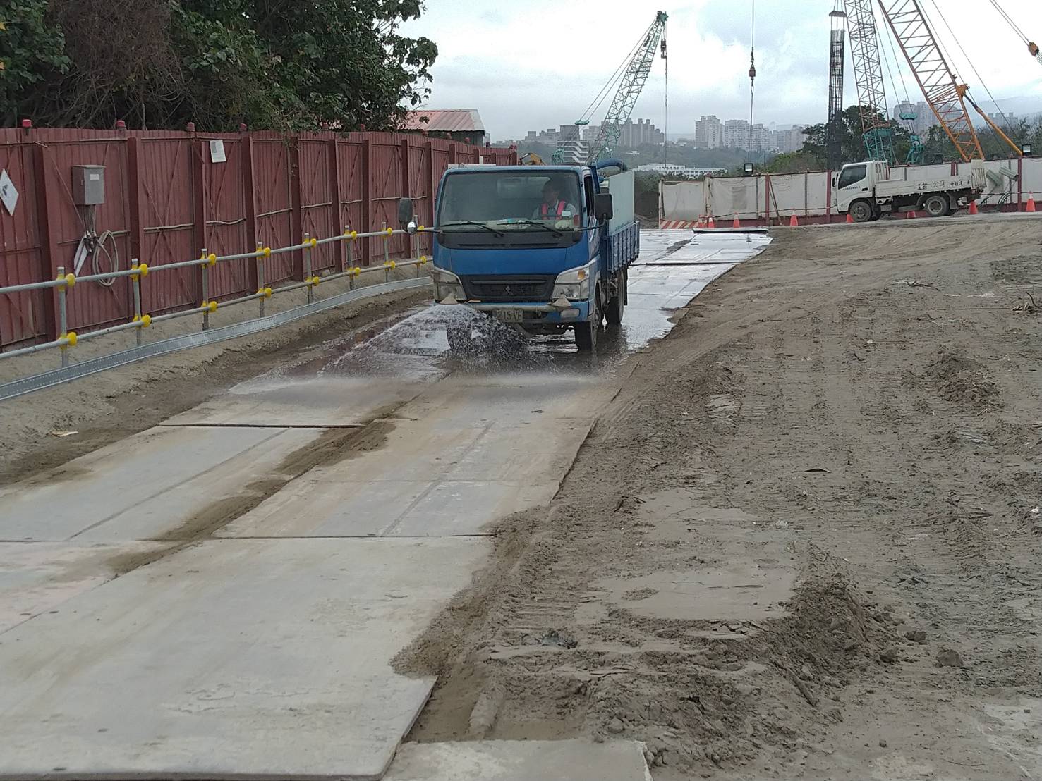 八里端工區道路不定時進行灑水作業