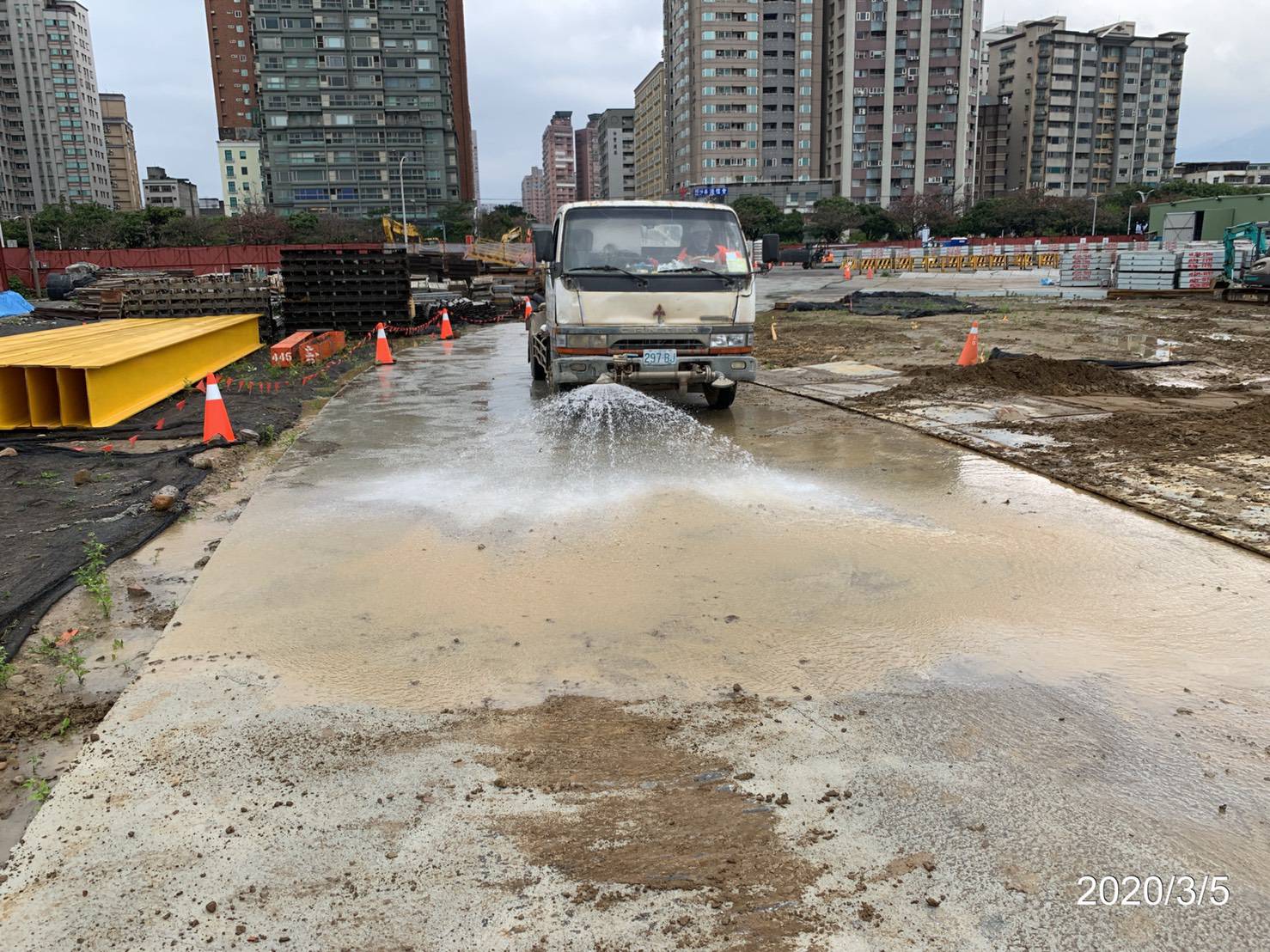 淡水端工區道路不定時進行灑水作業