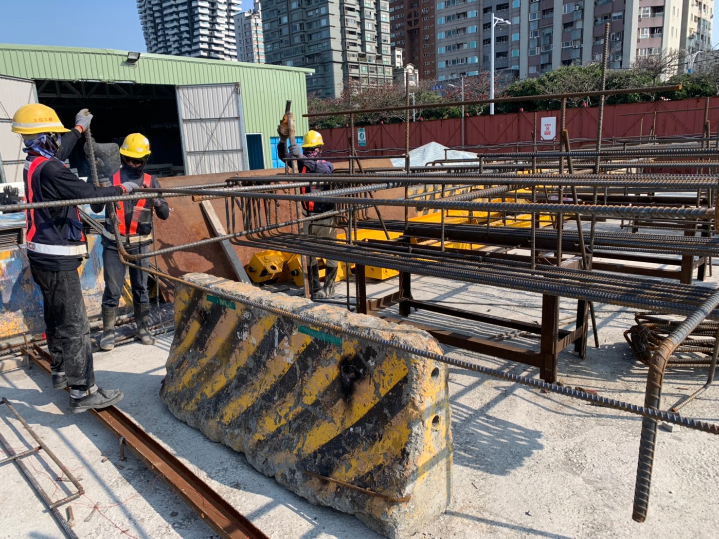 淡水端橋墩鋼筋樣架施作.