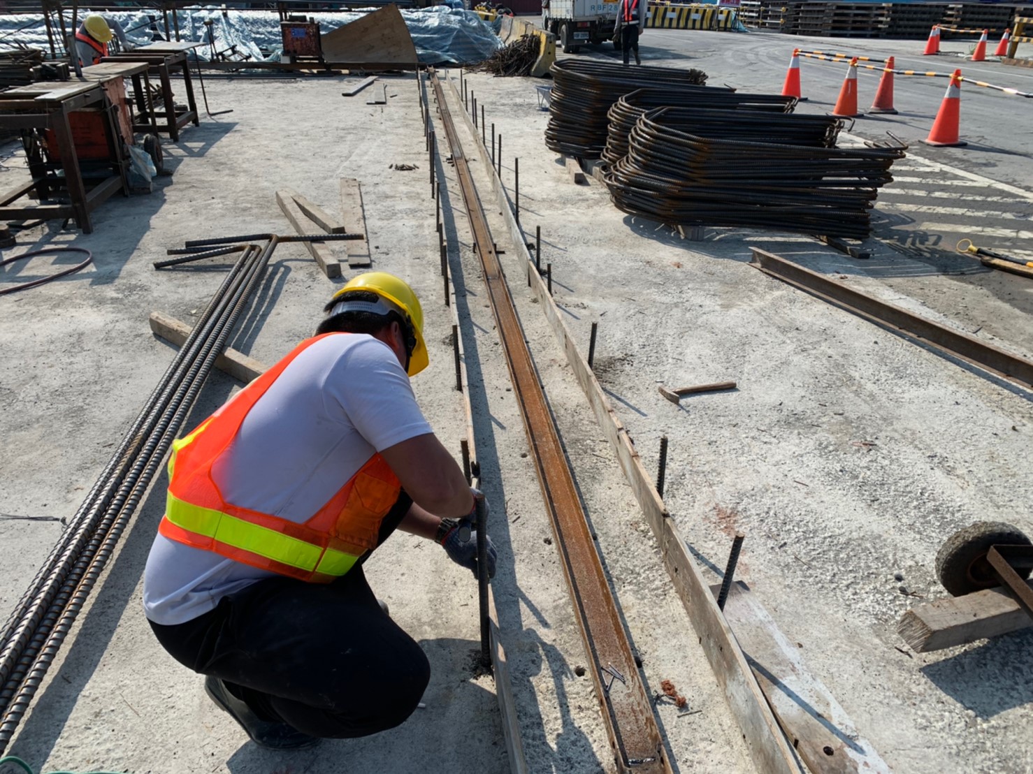 淡水端鋼筋加工廠天車輪溝基礎施作.