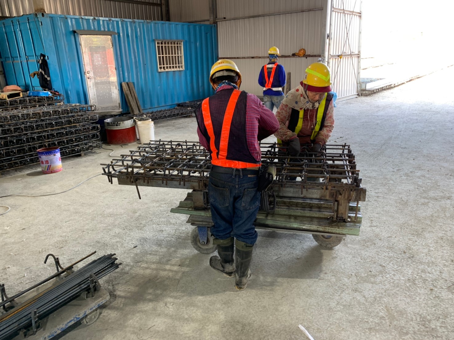 淡水端覆工板鋼筋綁紮施工.