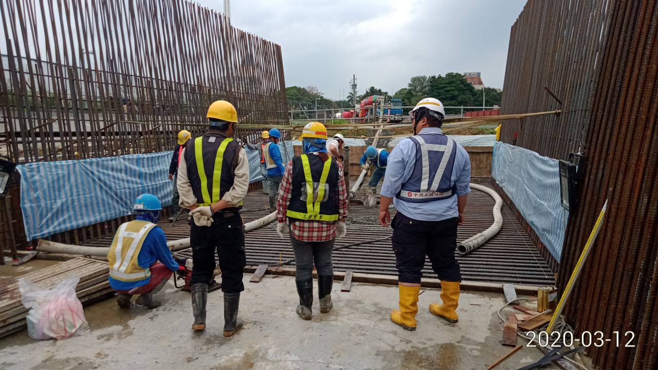淡水端擋土牆基礎版混凝土澆置