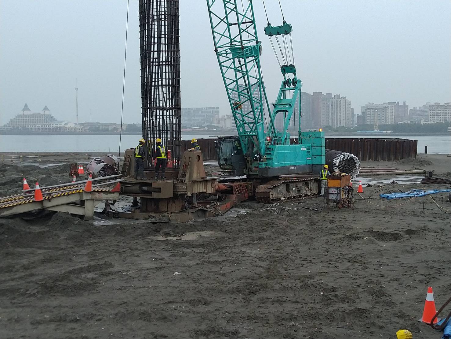 八里端基樁鋼筋籠吊放