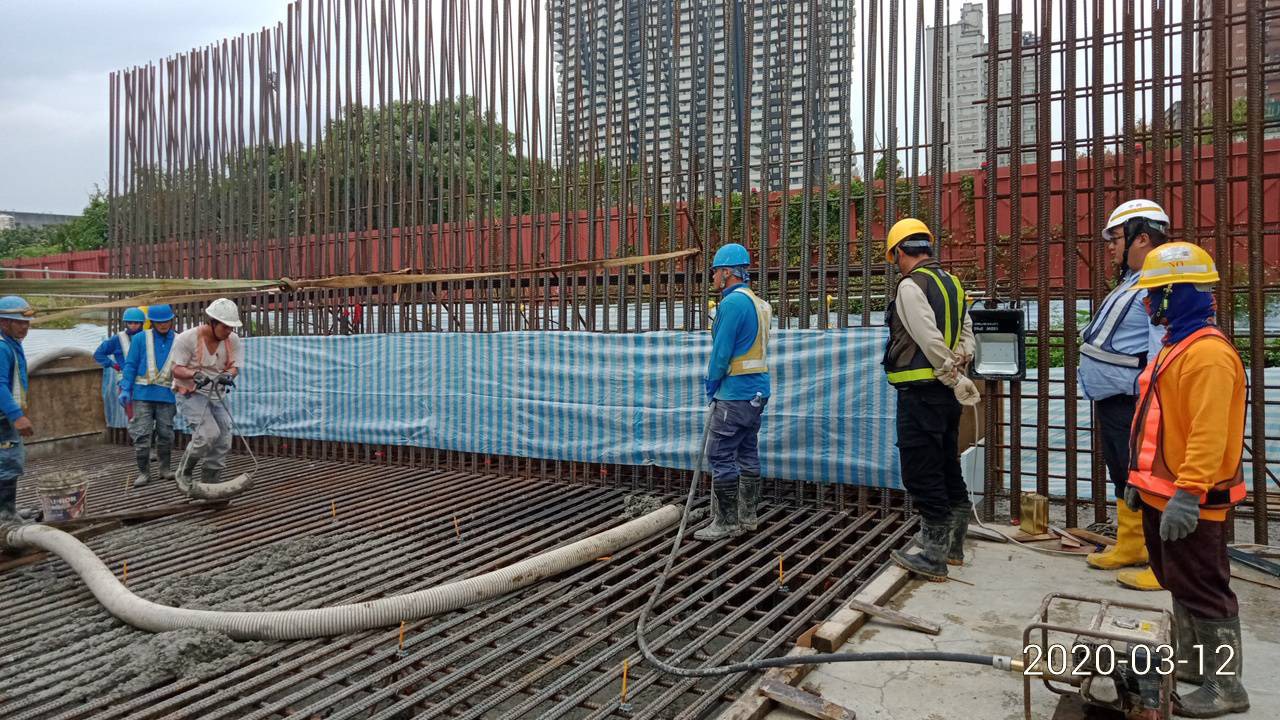淡水端擋土牆基礎版混凝土澆置
