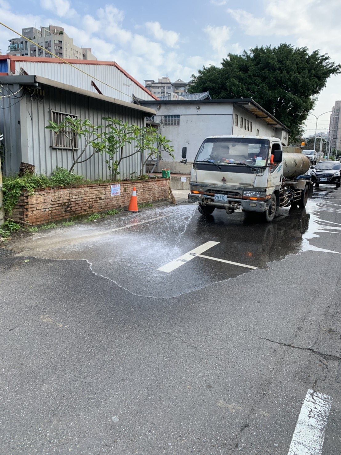 工區外道路不定時進行灑水作業