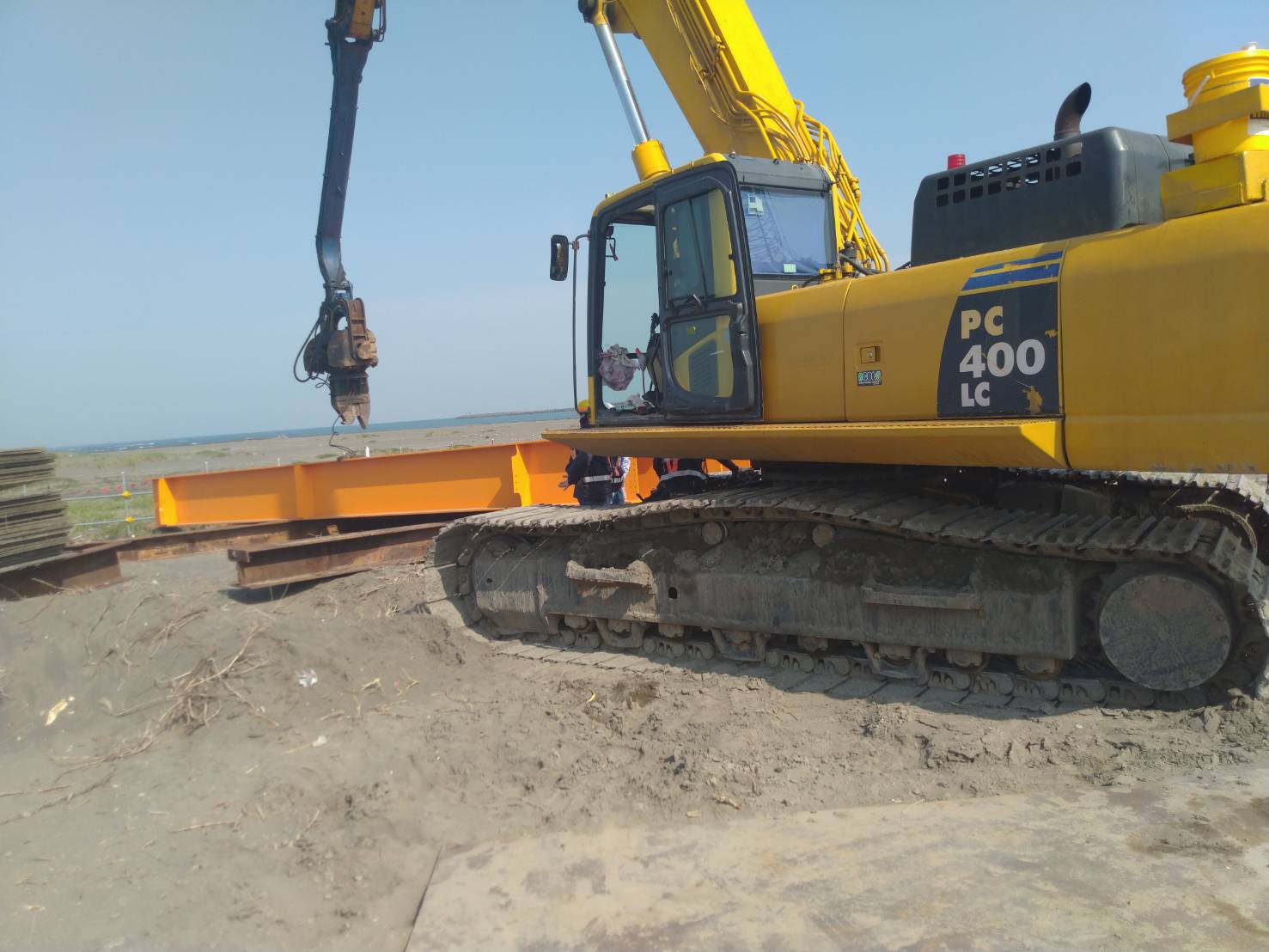 八里端施工鋼便橋型鋼打設