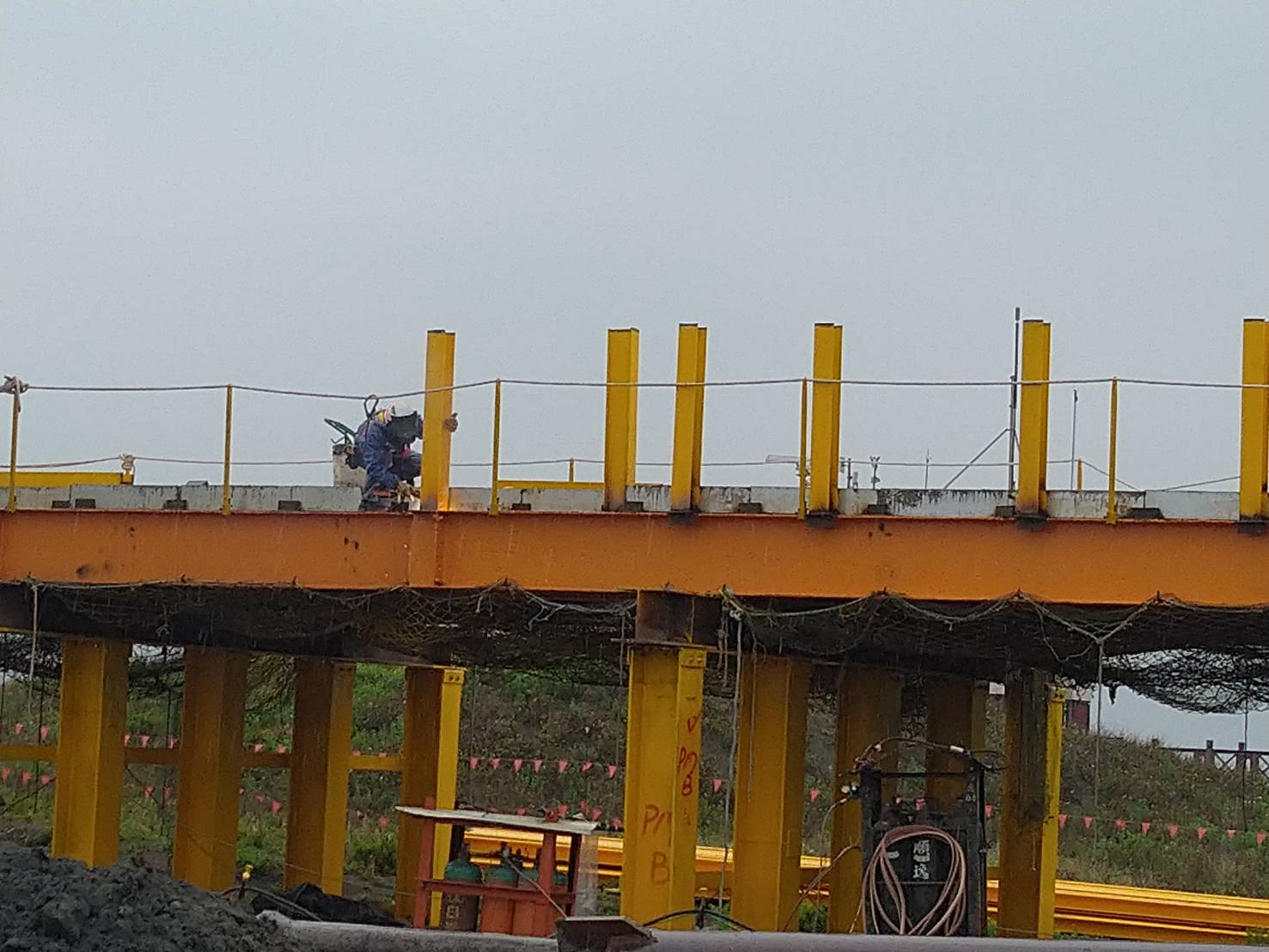 八里端鋼便橋複合式覆蓋板安設銲接固定