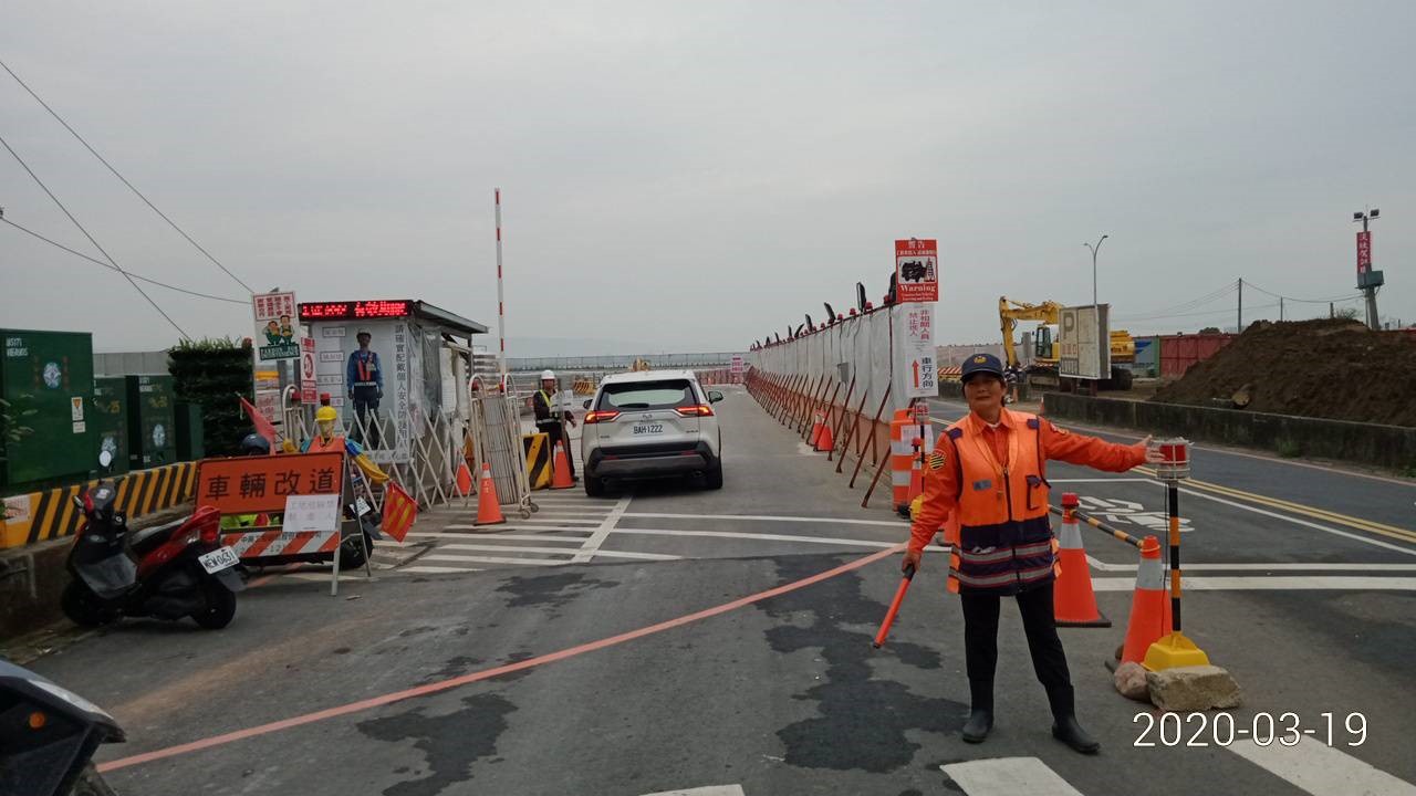 淡水端義交協助指揮交通