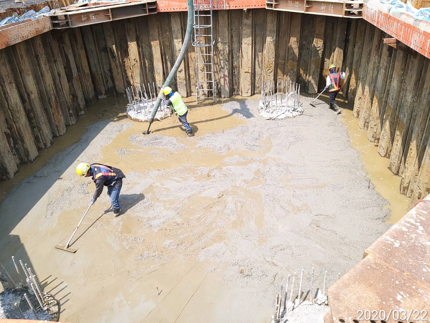 淡水端橋墩基礎PC打底施工.