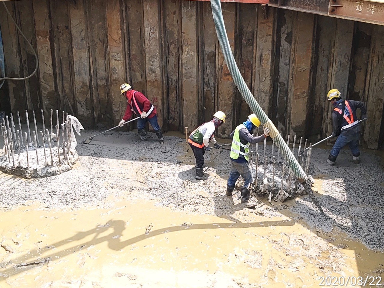 淡水端橋墩基礎PC打底施工.