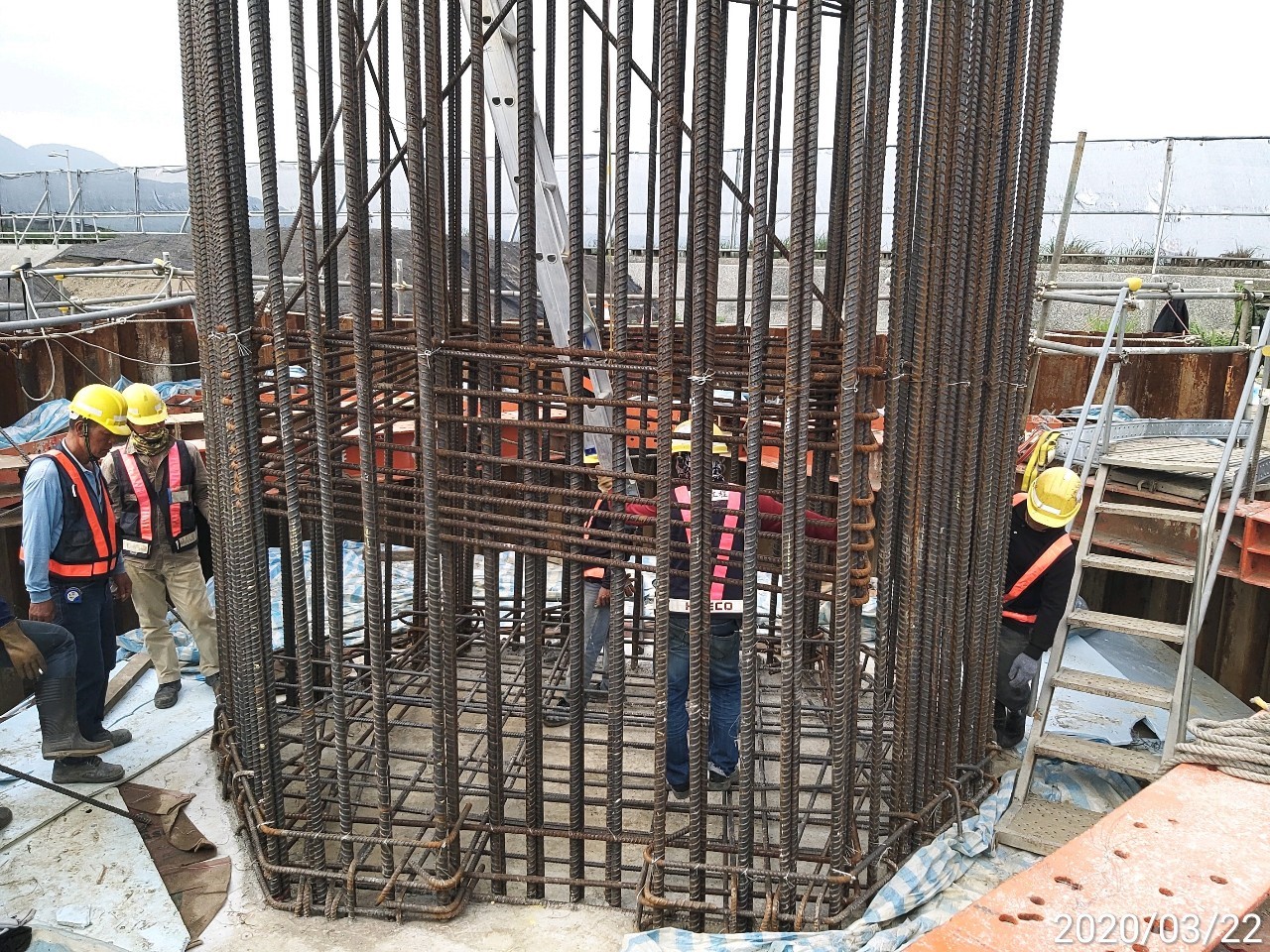 淡水端橋墩墩柱鋼筋組立施工.