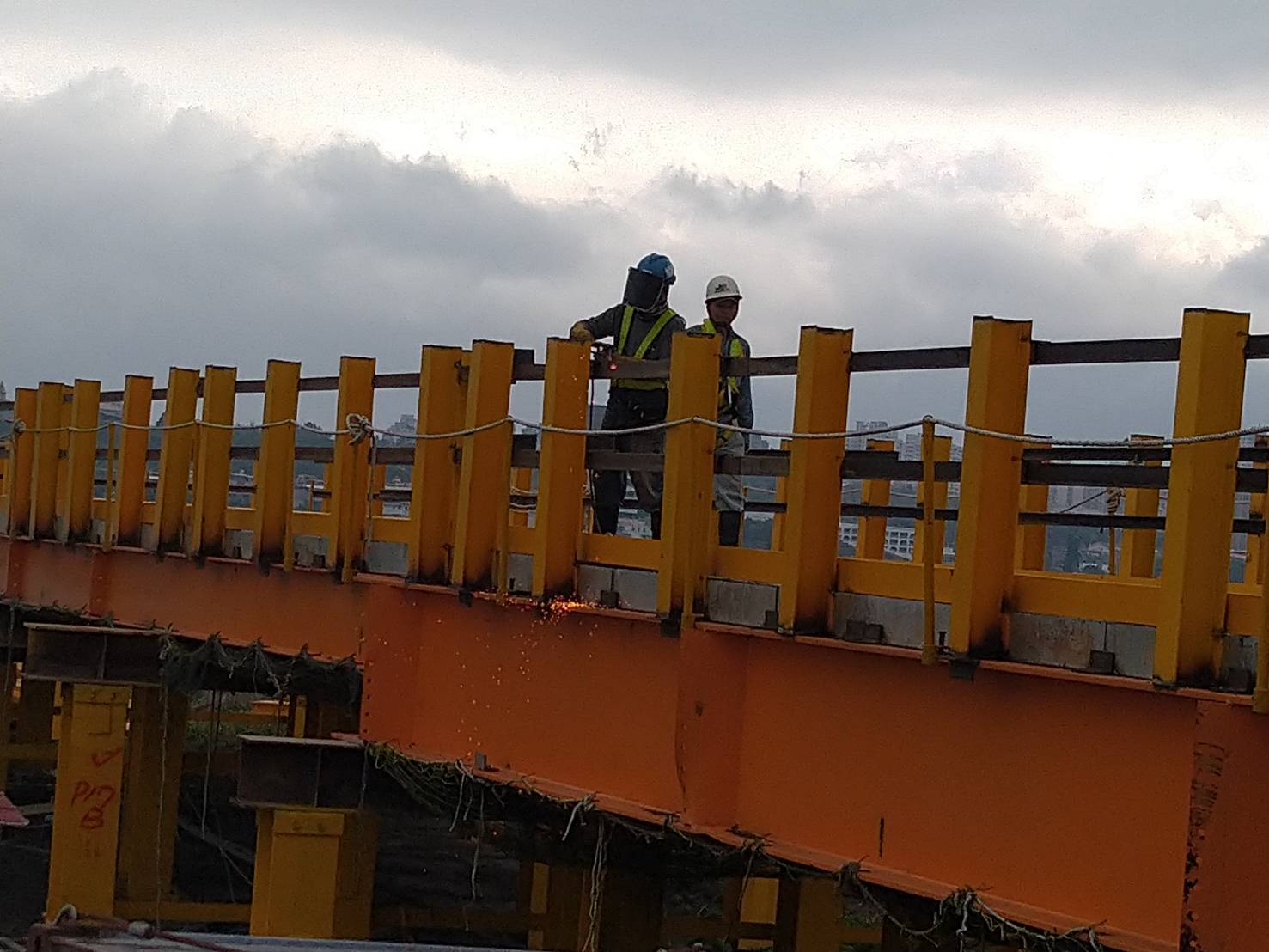 八里端工區施工鋼便橋杆銲接架設