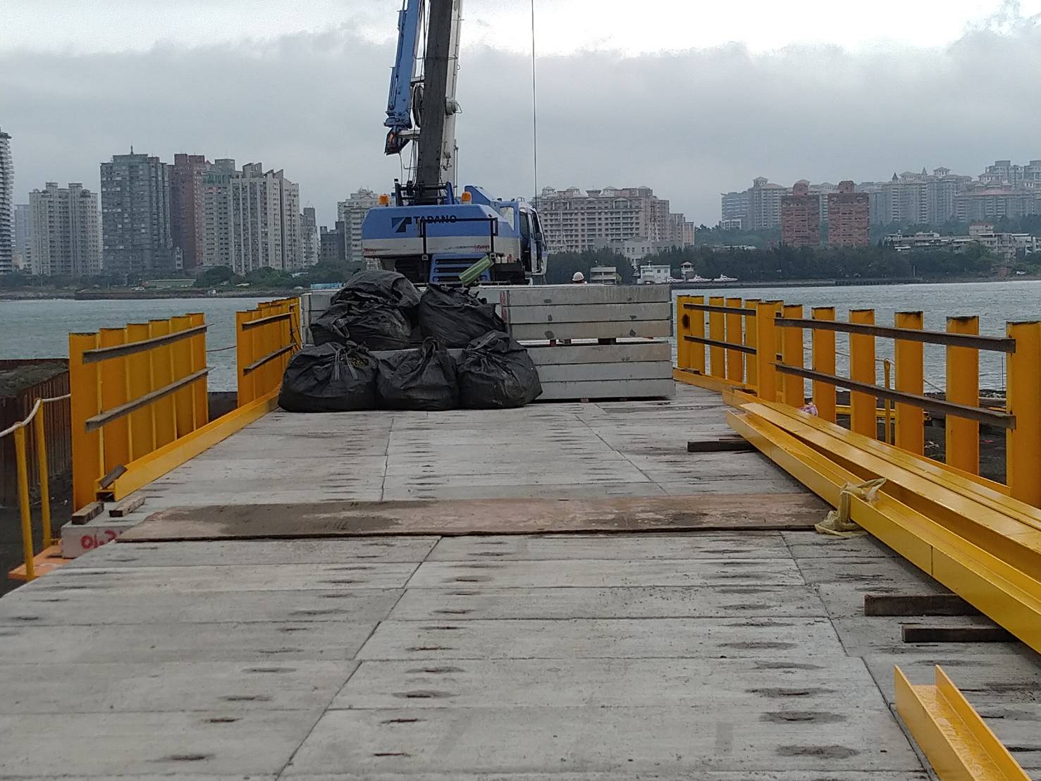 八里端工區施工鋼便橋混凝土複合式覆蓋板舖設