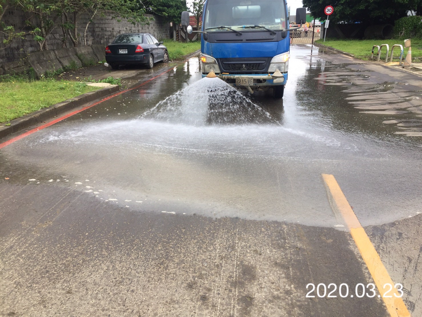 八里端工區外道路不定時進行灑水作業