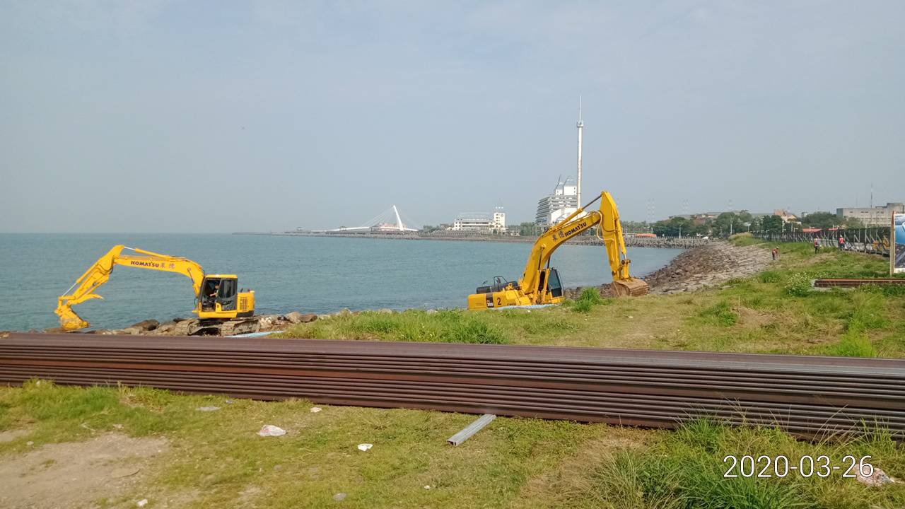 淡水端越堤段鋼板樁打設前置作業