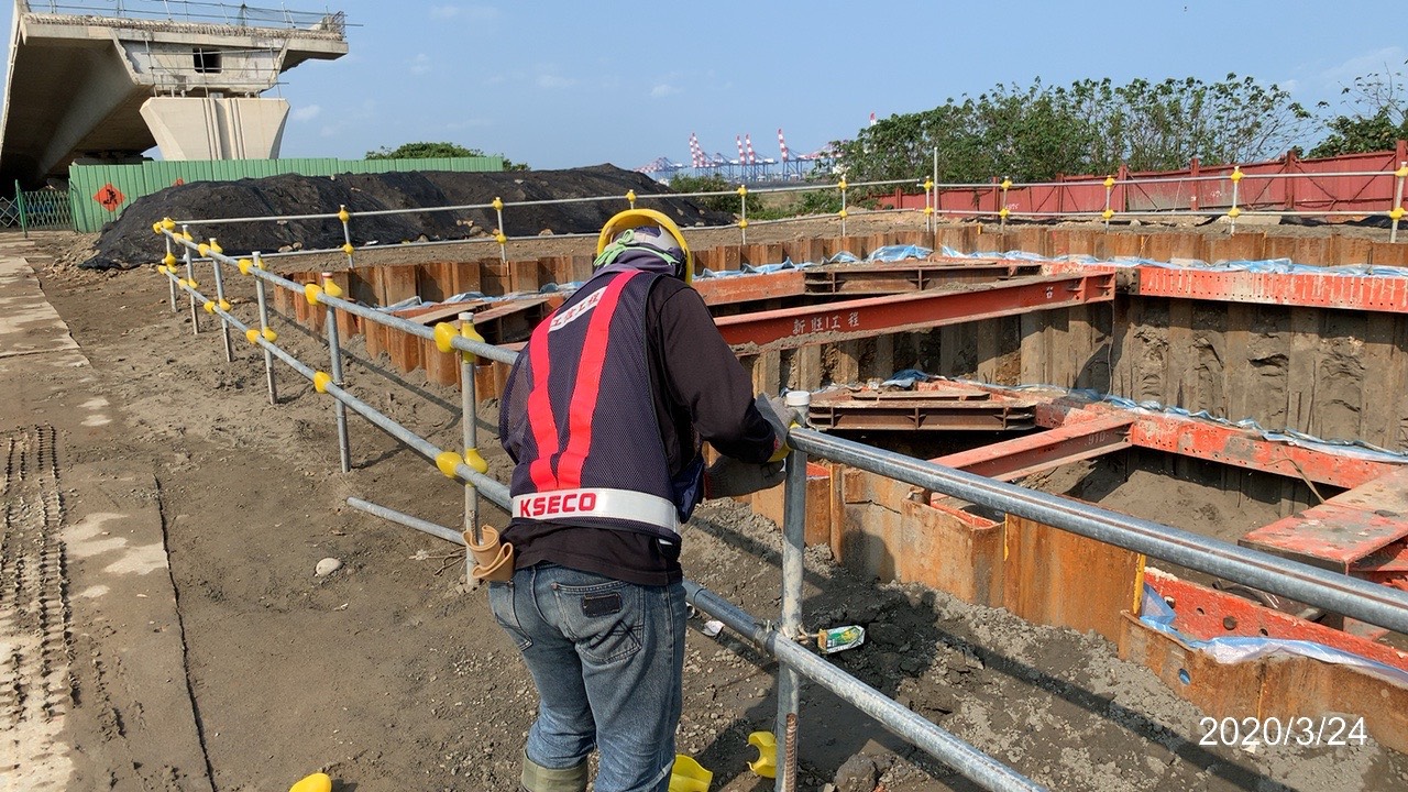 八里端基礎版鋼板樁打設及支撐架設後，開挖前安全欄杆組立