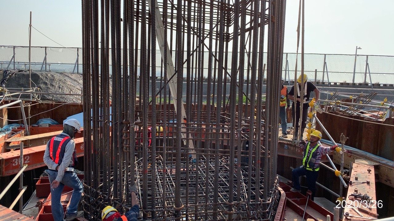 淡水端墩柱之鋼筋綁紮及鋼模組立