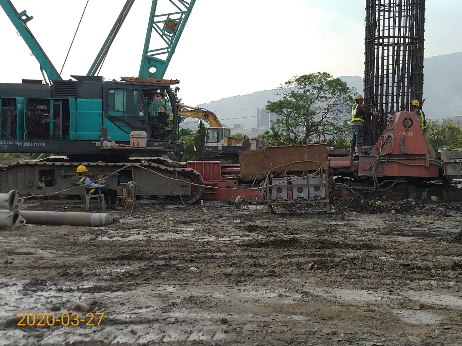 八里端P8基樁工程鋼筋籠吊放施作.