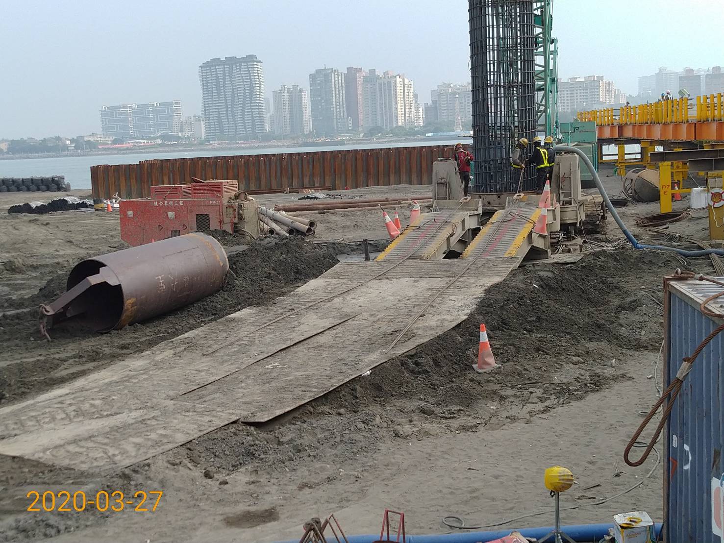 八里端P17基樁工程鋼筋籠吊放施工.