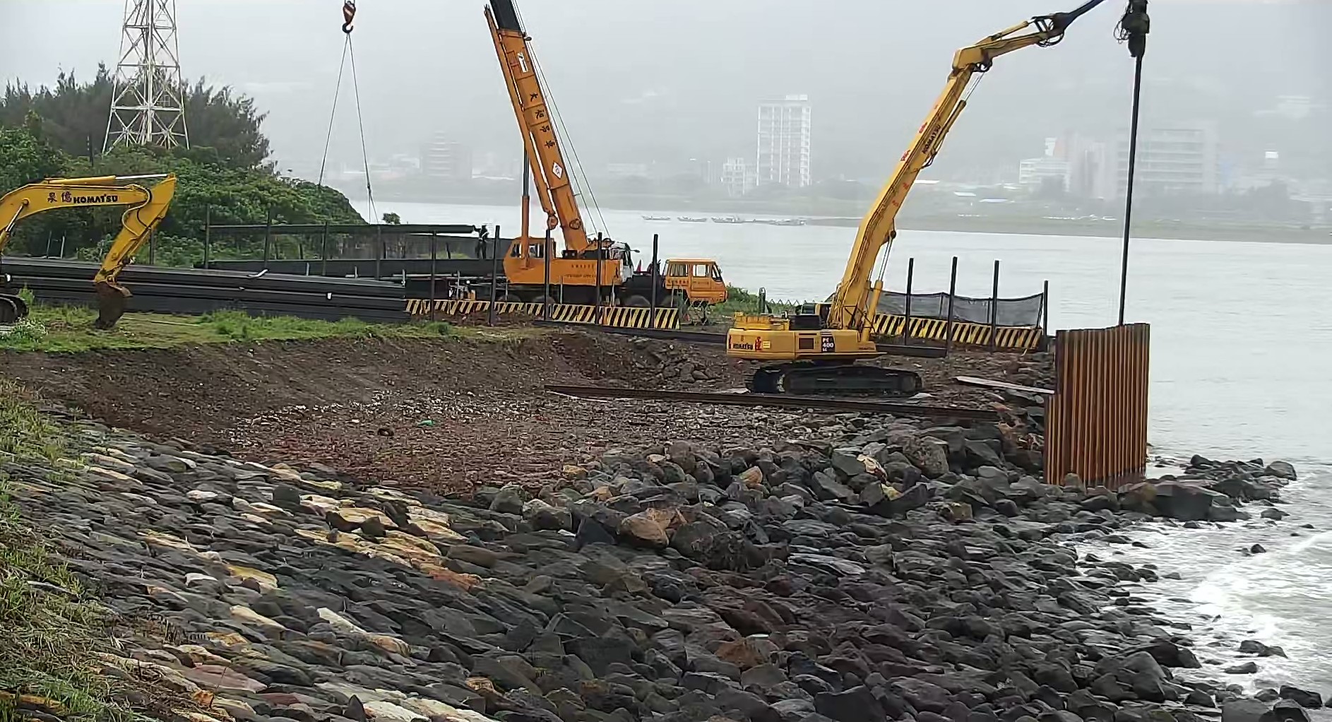 淡水端破堤圍堰鋼板樁打設施工.