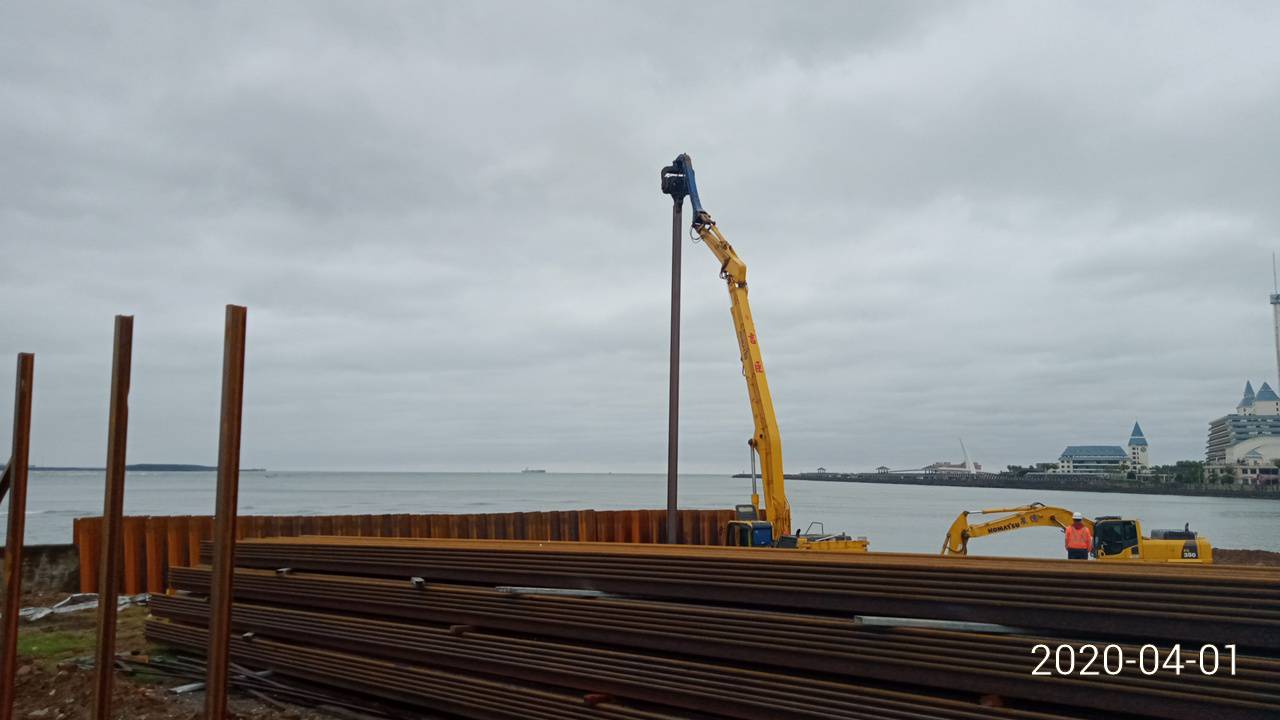 淡水端導水圍堰鋼板樁打設