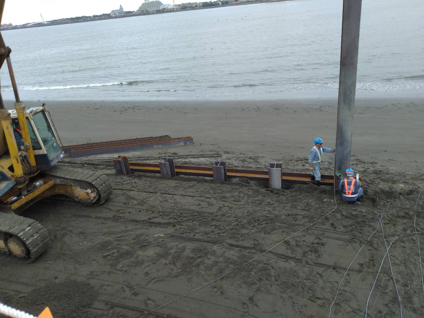 八里端鋼便橋型鋼打設
