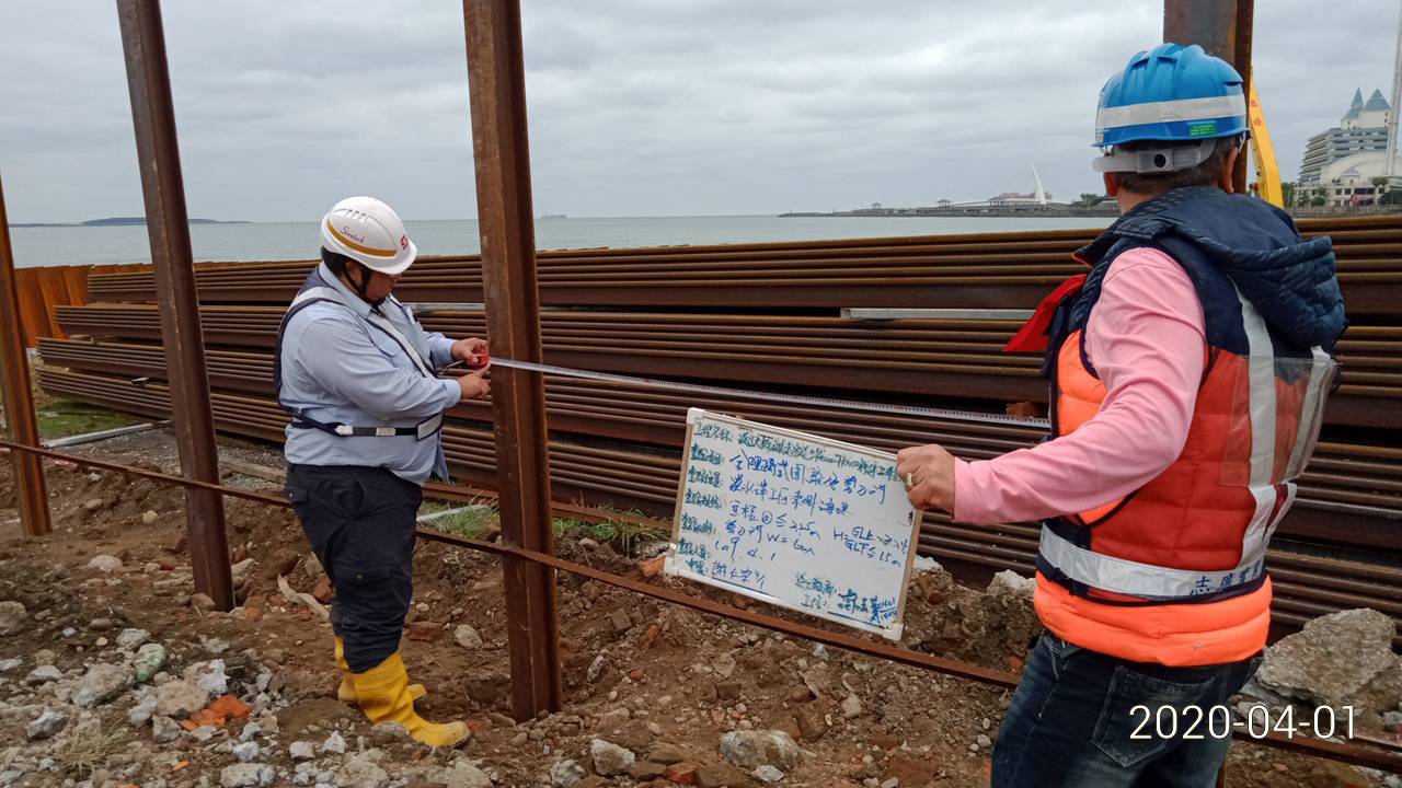 淡水端越堤段施圍籬柱架設後查驗