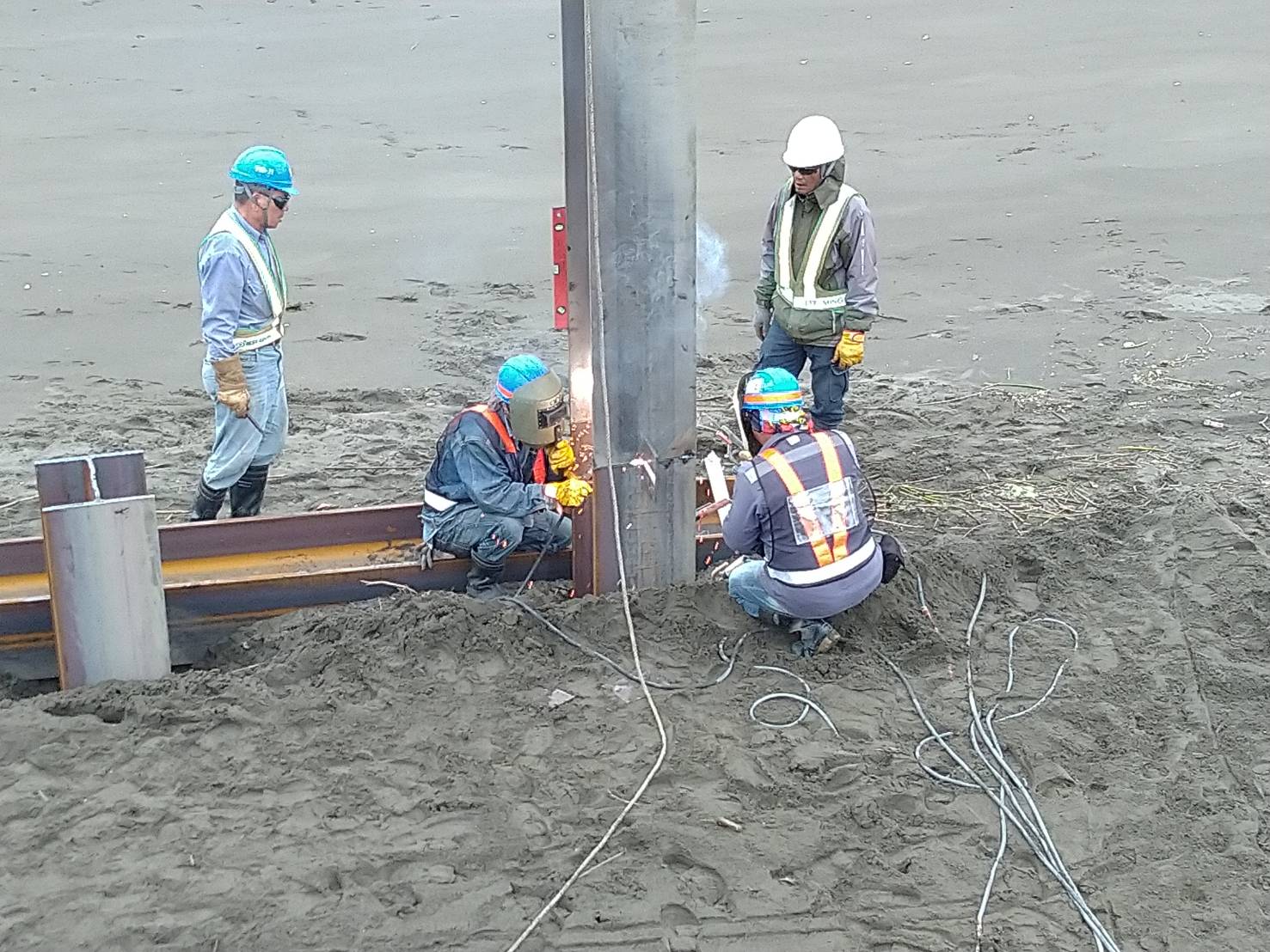 八里端鋼便橋型鋼打設後銲接