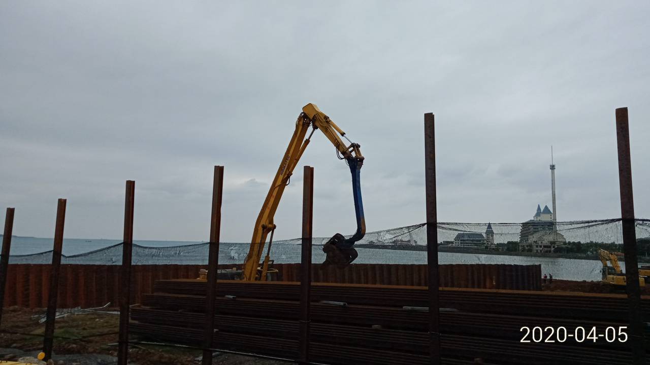 淡水端導水圍堰鋼板樁打設.