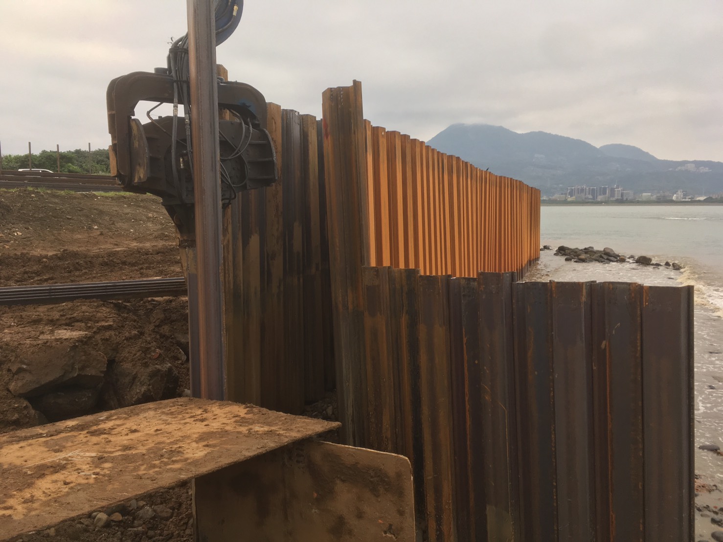 淡水端導水圍堰鋼板樁打設.