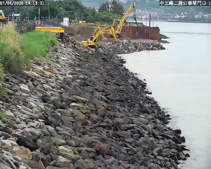 淡水端導水圍堰鋼板樁打設位置石塊清理