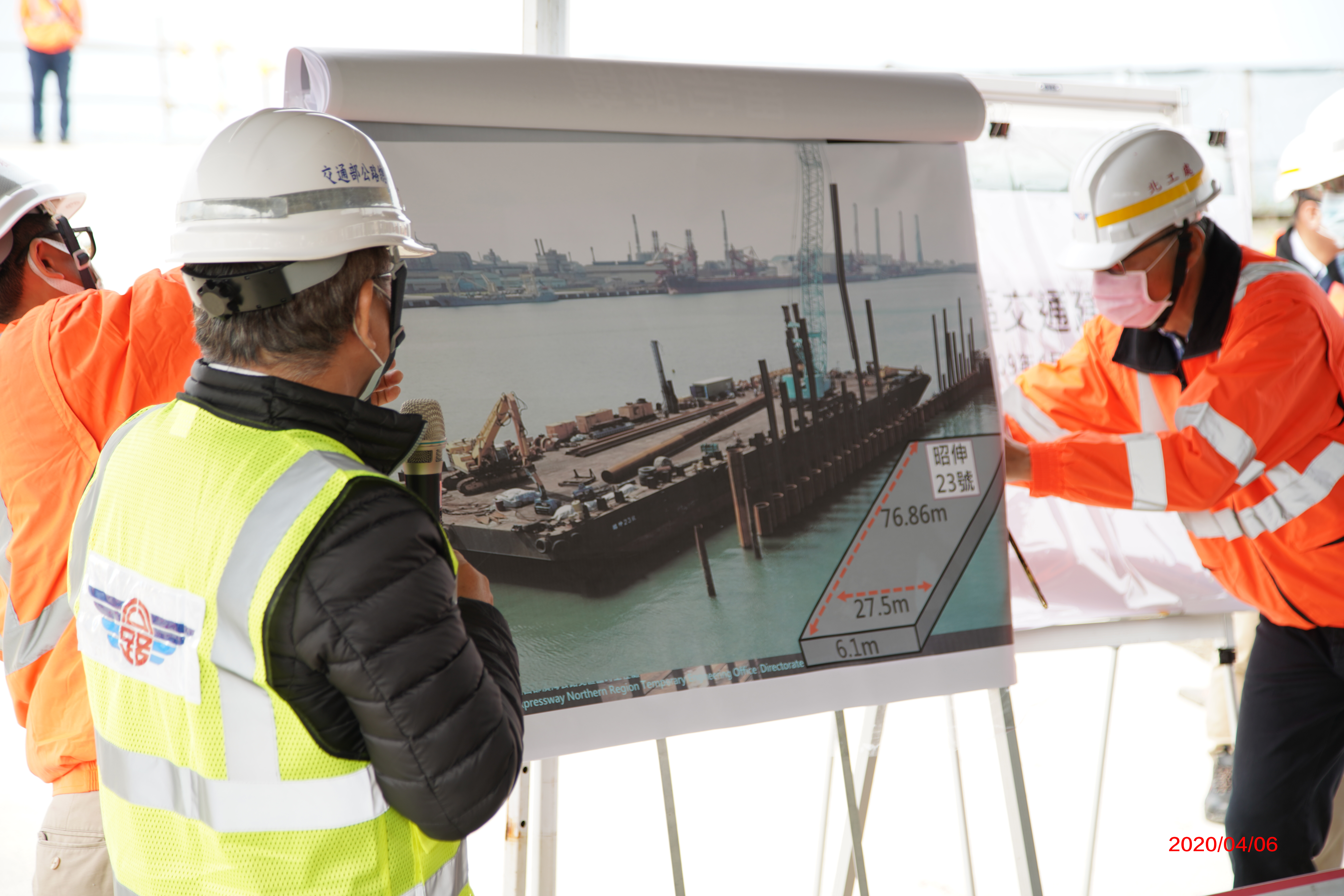 公路局人員向交通部長林佳龍及立委洪孟楷工程施工簡報