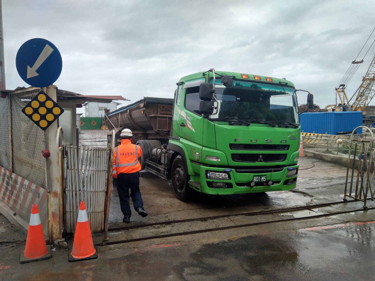 車輛離開工區前，配合清洗確實後方可放行