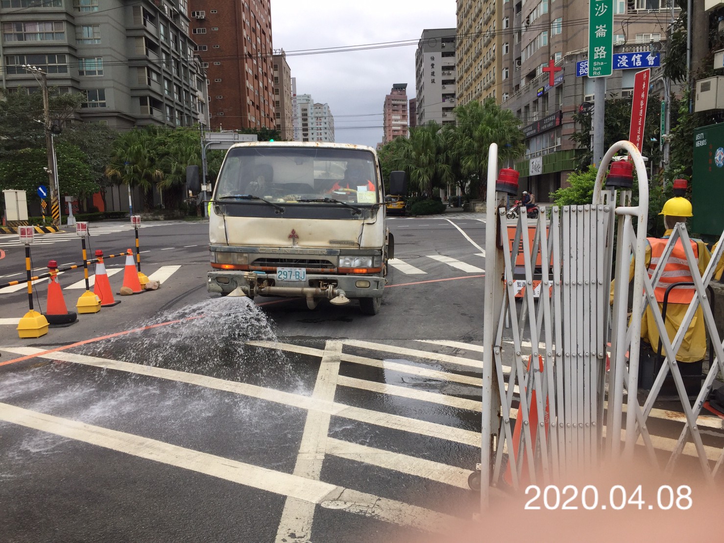 工區外道路不定時進行灑水作業